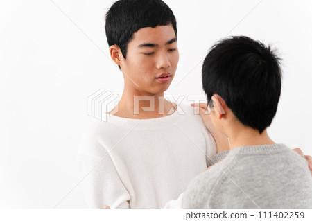 Lifestyle image of elementary school and junior high school men in casual clothes 111402259