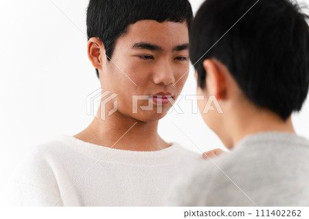 Lifestyle image of elementary school and junior high school men in casual clothes Lifestyle image of elementary school and junior high school men in casual clothes 111402262