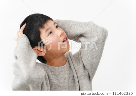 休閒服裝生活風格形象的小學生男孩 111402380