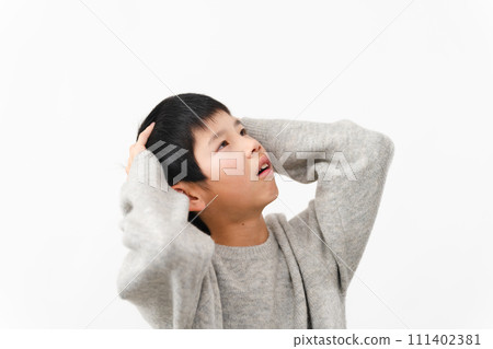 休閒服裝生活風格形象的小學生男孩 111402381