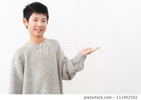 休閒服裝生活風格形象的小學生男孩 111402502