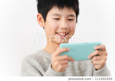 Elementary school boy in casual clothes lifestyle image Elementary school boy in casual clothes lifestyle image 111402850