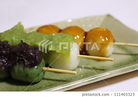 美味的日式點心:3種串燒餃子 美味的日式點心:3種串燒餃子 111403323