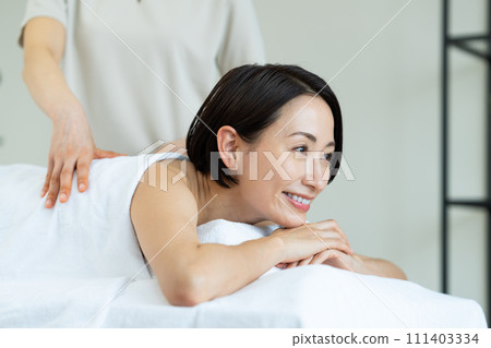 接受按摩的中年婦女 111403334