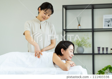 接受按摩的中年婦女 111403336