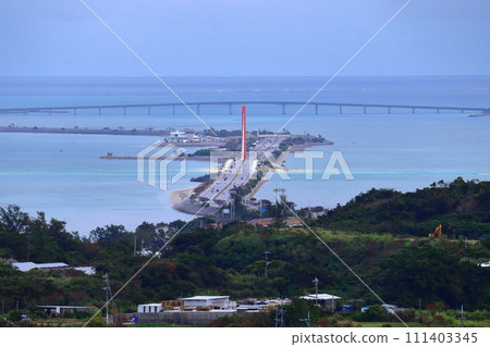 The underwater road and Hamahiga Bridge seen from the Katsuren Castle ruins 111403345