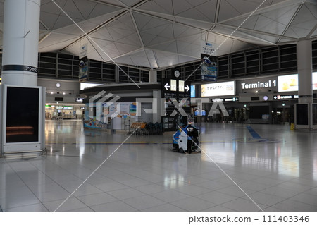 中部國際機場（Centrair）午夜時分，無人吸塵器正在運作 111403346