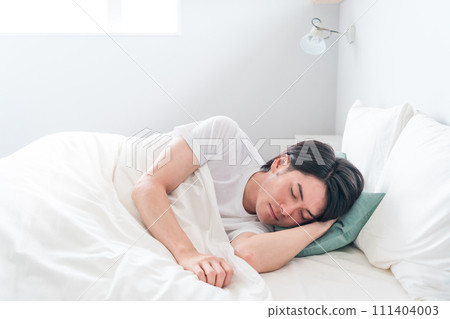 A man who has good quality sleep, deep sleep, and good sleep in the bedroom (sleep, sleep, nap) 111404003