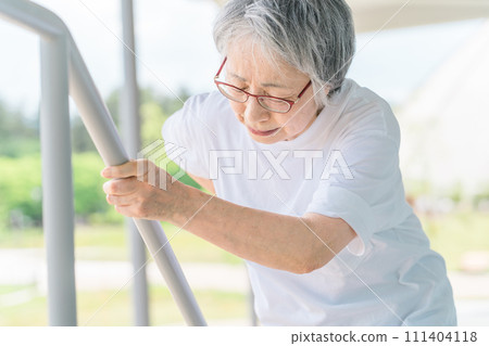 Elderly women who go up and down stairs for rehabilitation of low back pain (locomo, frailty, sarcopenia, osteoporosis) Elderly women who go up and down stairs for rehabilitation of low back pain (locomo, frailty, sarcopenia, osteoporosis) 111404118