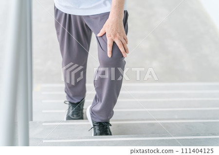 Elderly women who go up and down stairs for rehabilitation of joint pain and knee pain (locomo, frailty, sarcopenia, osteoporosis) 111404125