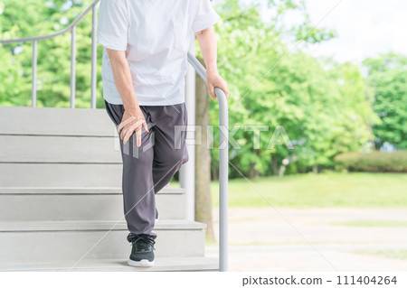Elderly women who go up and down stairs for rehabilitation of joint pain and knee pain (locomo, frailty, sarcopenia, osteoporosis) 111404264