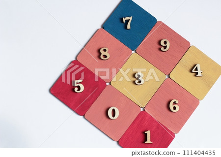 彩色板上排列的數字背景 隨機數排列 彩色板上排列的數字背景 隨機數排列 111404435