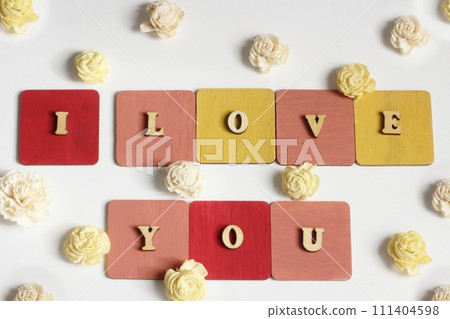 我愛你字母，木字母，彩色木板上的信息 111404598