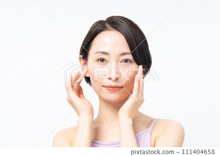 Beauty image of a middle-aged woman who takes care of her skin Beauty image of a middle-aged woman who takes care of her skin 111404658