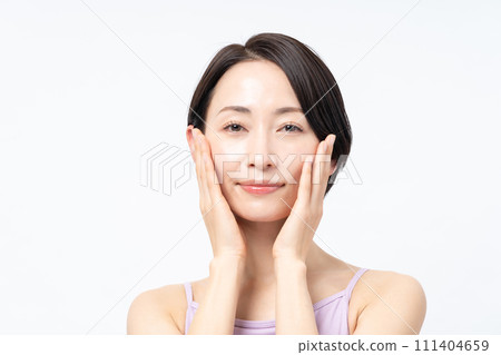 Beauty image of a middle-aged woman who takes care of her skin Beauty image of a middle-aged woman who takes care of her skin 111404659