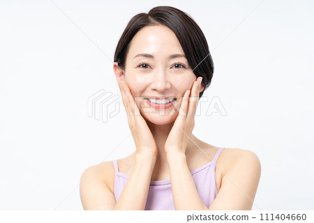 A middle-aged woman who does skin care 111404660