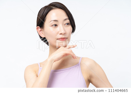 做皮膚護理的中年婦女 做皮膚護理的中年婦女 111404665