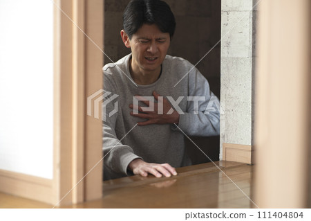 中年男子在樓梯上感覺胸口疼痛，胸口疼痛，呼吸急促。 111404804