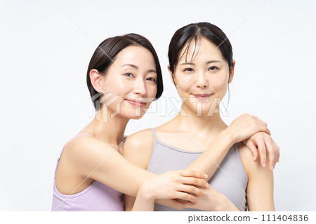 A middle-aged woman who does skin care 111404836