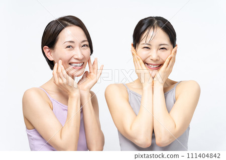 A middle-aged woman who does skin care A middle-aged woman who does skin care 111404842