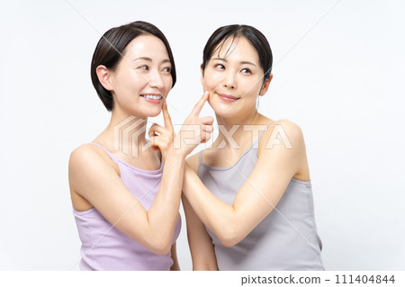 A middle-aged woman who does skin care A middle-aged woman who does skin care 111404844