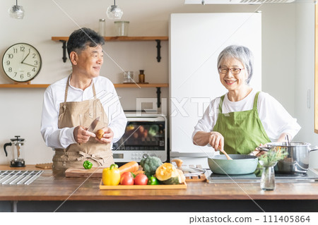 Elderly couples and senior couples enjoying cooking and housework together in the kitchen at home Elderly couples and senior couples enjoying cooking and housework together in the kitchen at home 111405864
