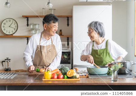 老年夫婦和老年夫婦在家裡的廚房裡一起做飯和做家務 111405866