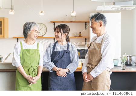 在廚房做飯的老年夫婦和年輕的日本人（家政/護理） 111405901