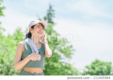 女性運動、訓練、公園散步(毛巾、出汗、排毒) 女性運動、訓練、公園散步(毛巾、出汗、排毒) 111405994