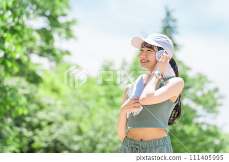 女性運動、訓練、公園散步(毛巾、出汗、排毒) 女性運動、訓練、公園散步(毛巾、出汗、排毒) 111405995