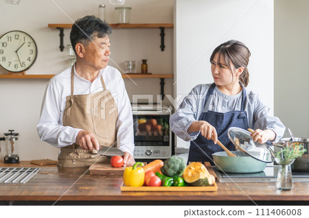 Asian elderly men and young women complaining about cooking in the kitchen at home (housekeeper/housekeeping agent) Asian elderly men and young women complaining about cooking in the kitchen at home (housekeeper/housekeeping agent) 111406008