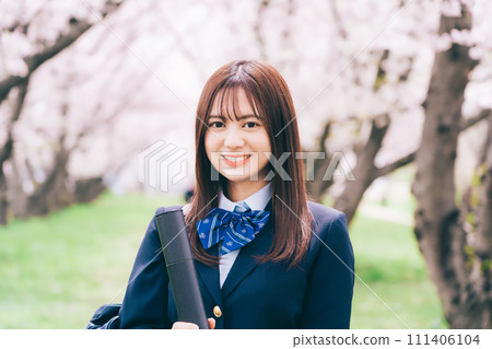 拿著櫻花背景的畢業證書的高中生（女高中生） 111406104