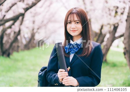 拿著櫻花背景的畢業證書的高中生（女高中生） 111406105