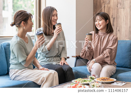 女性、辦公室女士和媽媽朋友在咖啡館的沙發上喝咖啡/茶時聊天(午餐/女孩之夜) 女性、辦公室女士和媽媽朋友在咖啡館的沙發上喝咖啡/茶時聊天(午餐/女孩之夜) 111406157