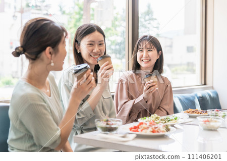Japanese women drinking coffee for lunch at a restaurant/cafe 111406201
