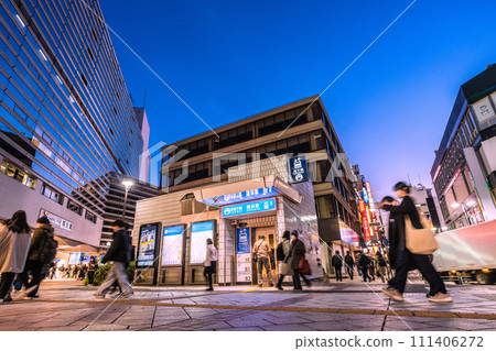 日本橫濱城市景觀二月。將被 JN.1 取代...橫濱站和繁忙的 Parnad ST = 2020 年 2 月 8 日 日本橫濱城市景觀二月。將被 JN.1 取代...橫濱站和繁忙的 Parnad ST = 2020 年 2 月 8 日 111406272