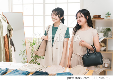 一名婦女和一名店員在服飾店買衣服 111406989
