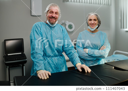 Surgeon and assistant in operating room 111407043
