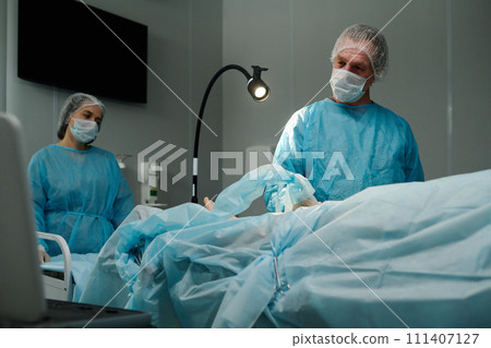 Performing medical operation in hospital 111407127