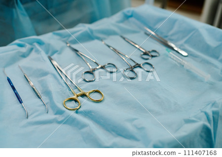 Set of sterile steel medical tools 111407168
