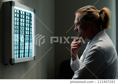 Clinician trying to make diagnosis Clinician trying to make diagnosis 111407281