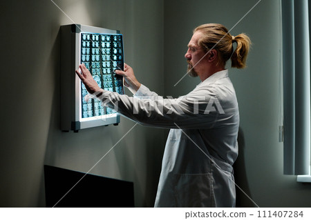 Analyzing brain scan after examination Analyzing brain scan after examination 111407284