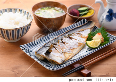 設置烤鯖魚的膳食 111407613