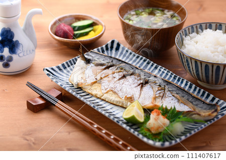 鹽烤鯖魚、飯、味噌湯、泡菜 111407617