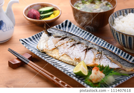 鹽烤鯖魚配酸菜和蘿蔔泥 鹽烤鯖魚配酸菜和蘿蔔泥 111407618