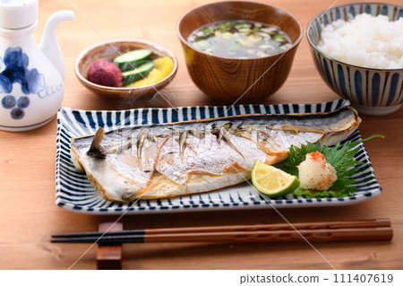 鹽烤鯖魚配酸菜和蘿蔔泥 鹽烤鯖魚配酸菜和蘿蔔泥 111407619