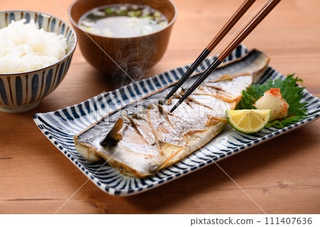 鹽烤鯖魚配酸菜和蘿蔔泥 111407636
