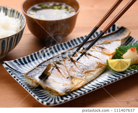 鹽烤鯖魚配酸菜和蘿蔔泥 111407637