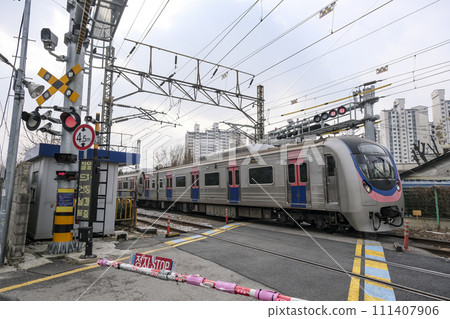 A railroad crossing that was also a filming location for a drama. 111407906