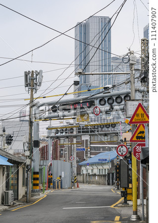 A railroad crossing that was also a filming location for a drama. 111407907